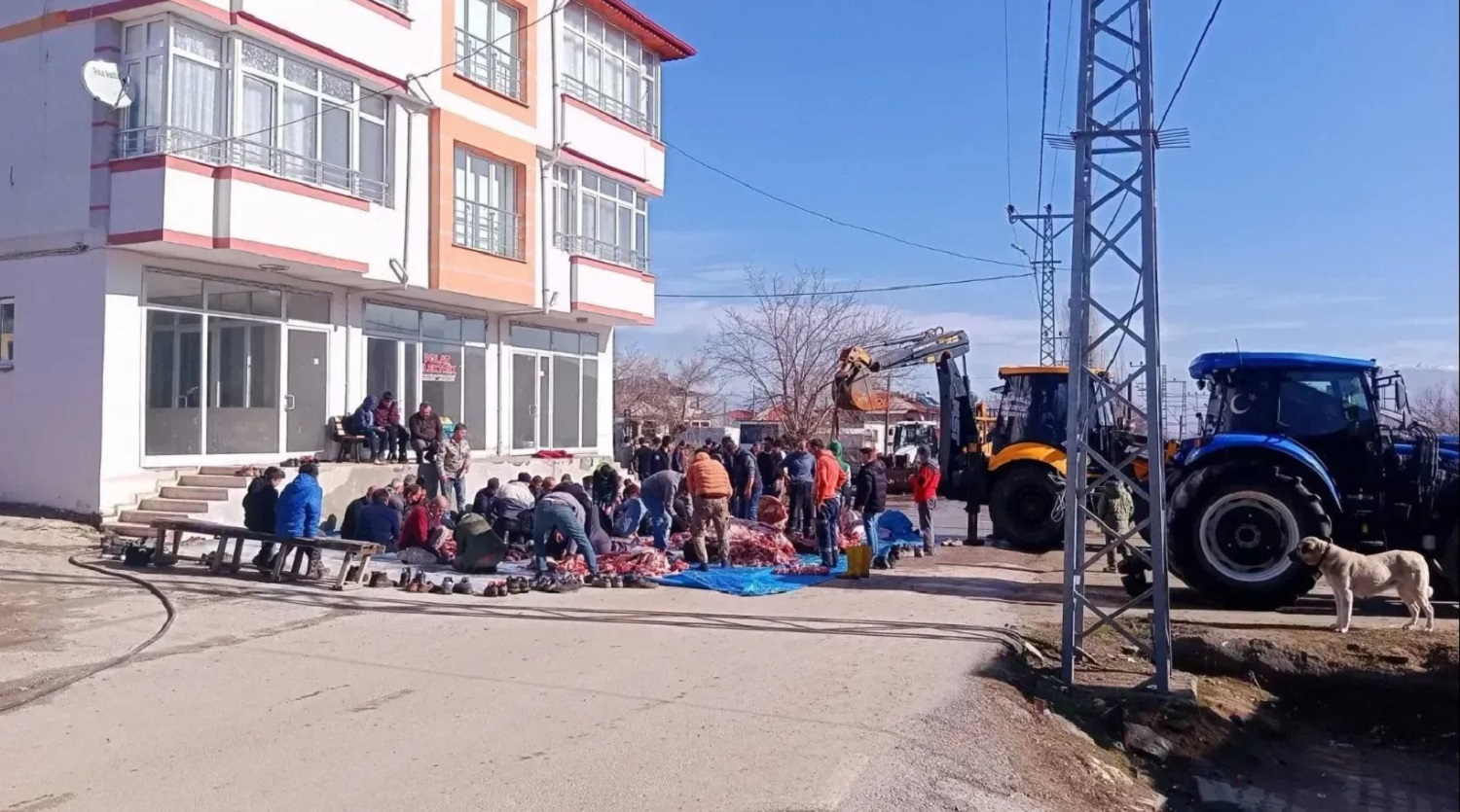 Asırlık Gelenek Sürüyor Kurbanlar Kardeş Payı Edildi (1)