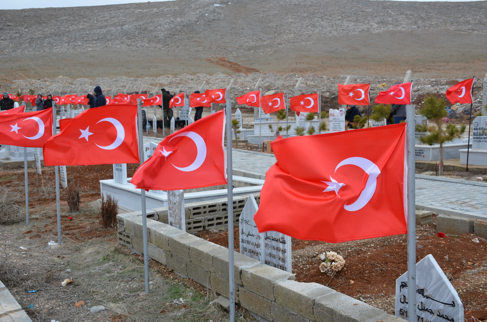 Asrın Felaketinin 3. Yılında Afşin’de Deprem Şehitleri Mezarları Başında Anıldı (11)