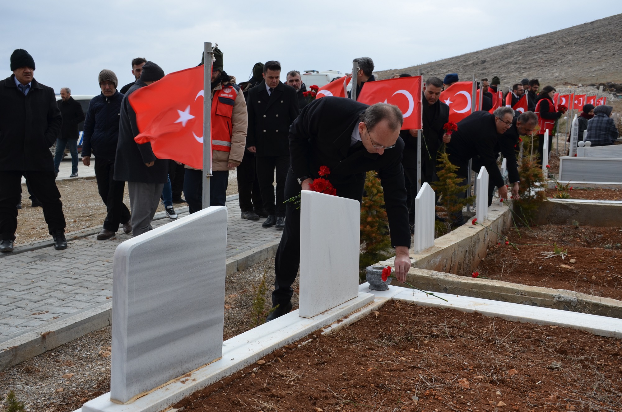 Asrın Felaketinin 3. Yılında Afşin’de Deprem Şehitleri Mezarları Başında Anıldı (4)