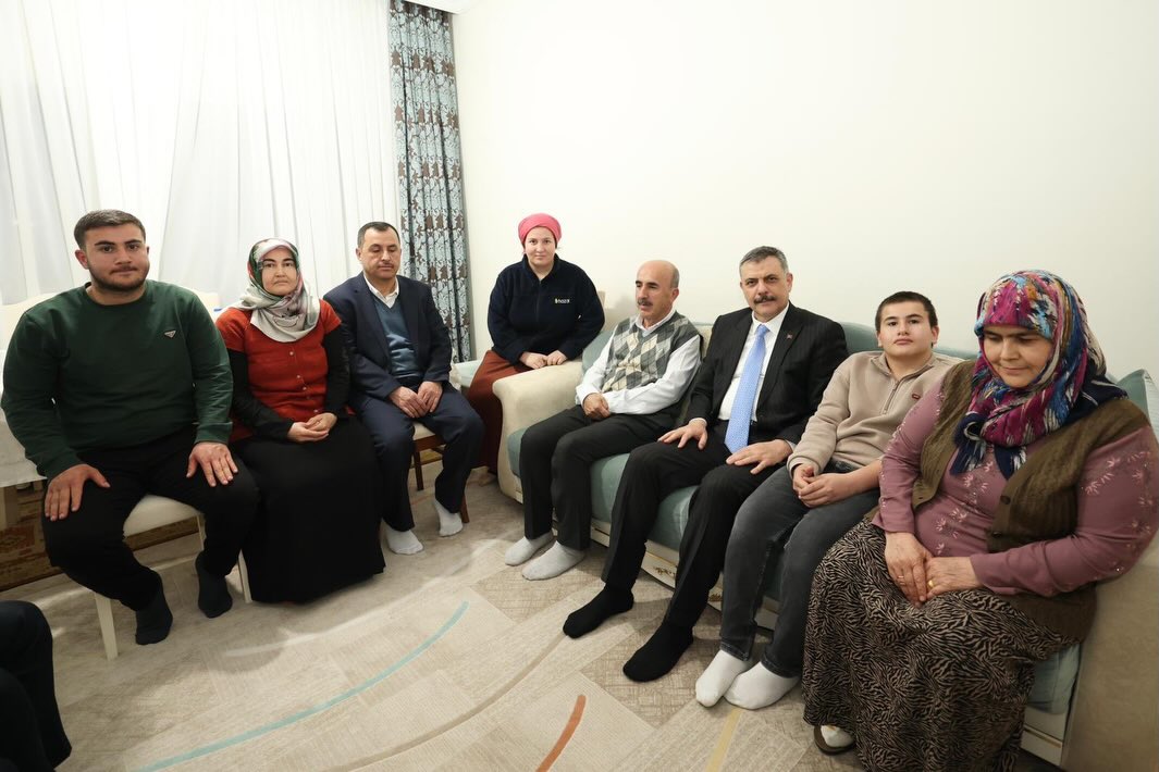 Bakan Çiftçi, Kahramanmaraş’ta Depremzedelerle İlk İftarını Paylaştı (3)