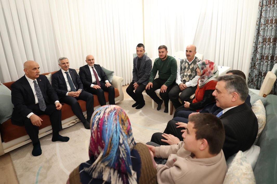 Bakan Çiftçi, Kahramanmaraş’ta Depremzedelerle İlk İftarını Paylaştı (4)