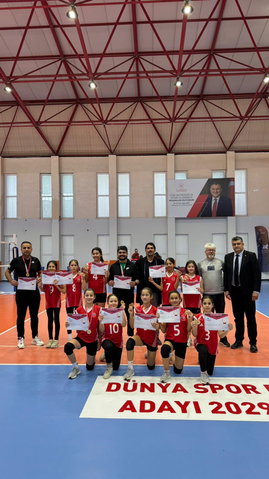 Çağlayancerit Ortaokulu Küçük Kız Voleybol Takımı Grup Şampiyonu Oldu1