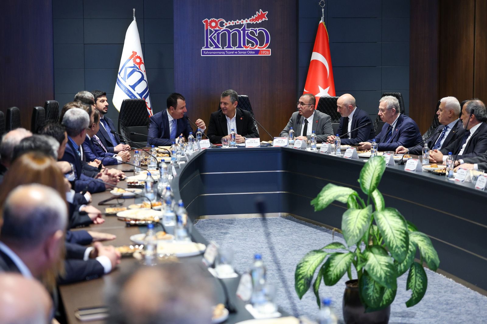 Chp Genel Başkanı Özel, Kahramanmaraş'ta Ziyaretlerde Bulundu (7)