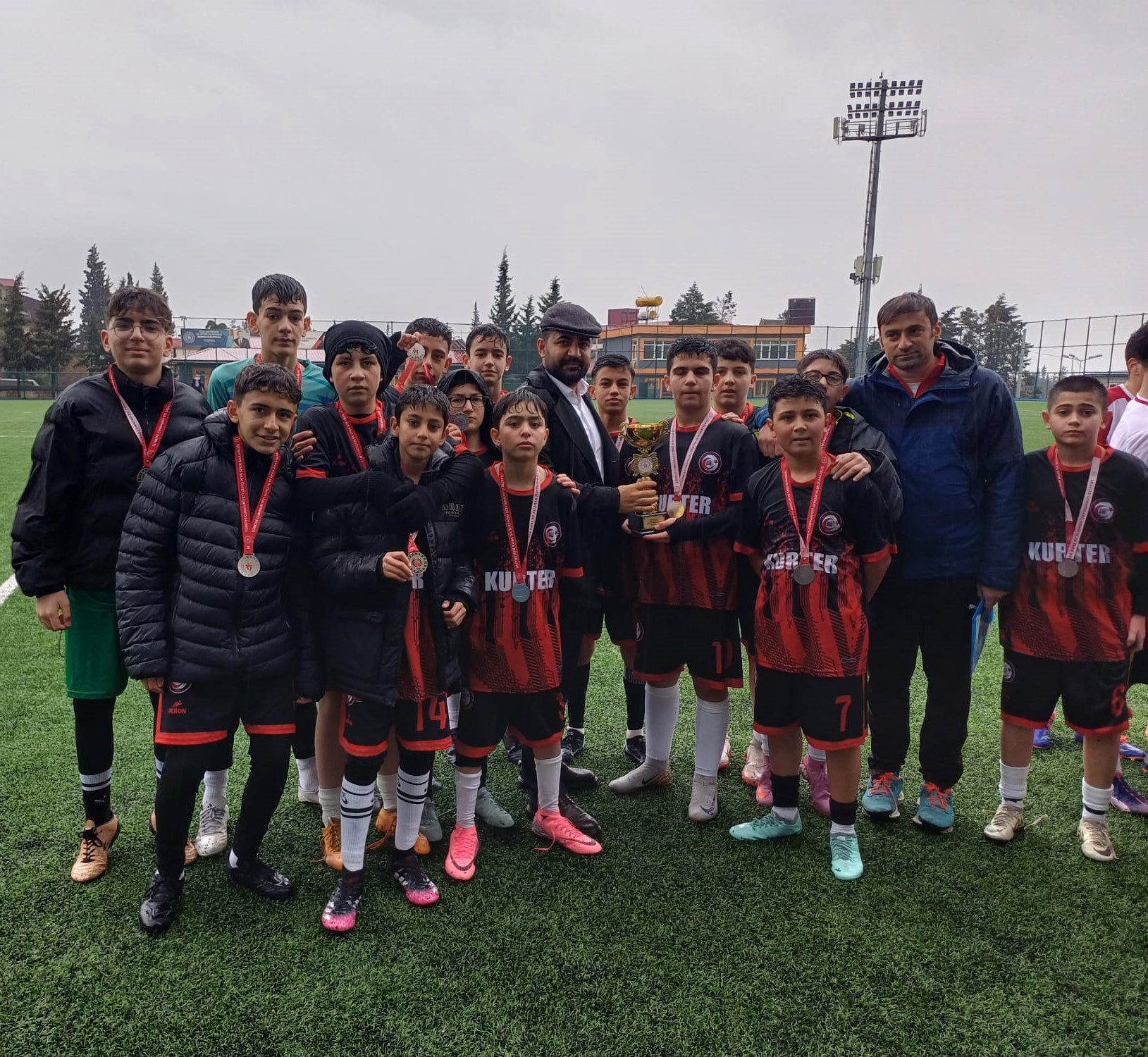 Cumhuriyet Ortaokulu Futbol Takımı İl İkincisi Oldu-2