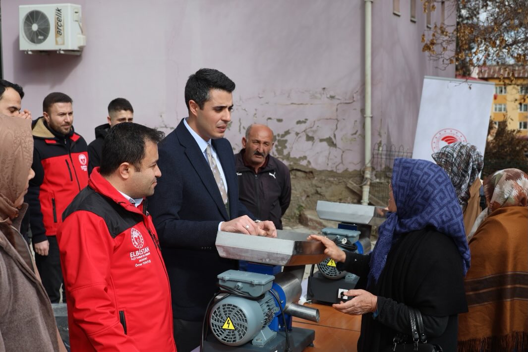 Elbistan’da Kırsal Kalkınmayı Desteklemek İçin Salça Makinesi Dağıtımı Yapıldı1