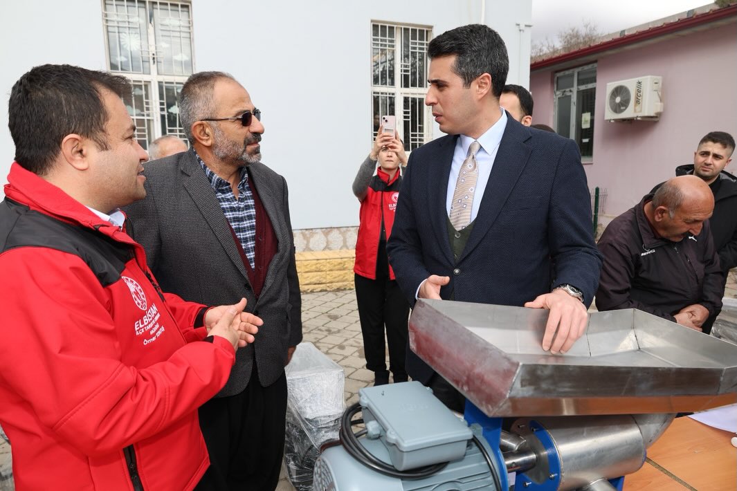 Elbistan’da Kırsal Kalkınmayı Desteklemek İçin Salça Makinesi Dağıtımı Yapıldı2