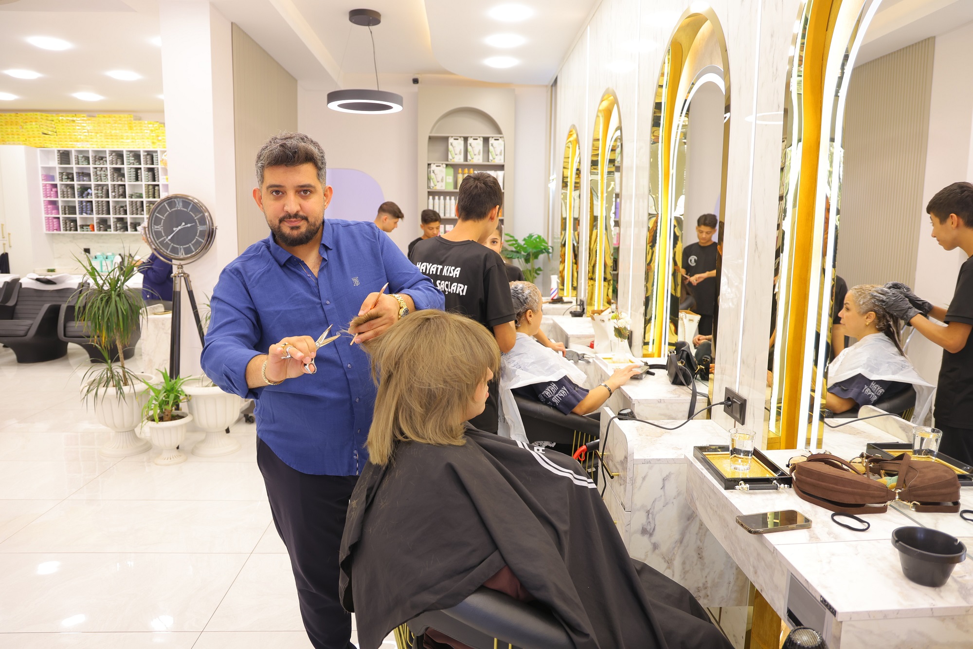 Gülerek Uğurladığı Müşterileri Bir Gün Sonra Enkaz Altında Kaldı (2)