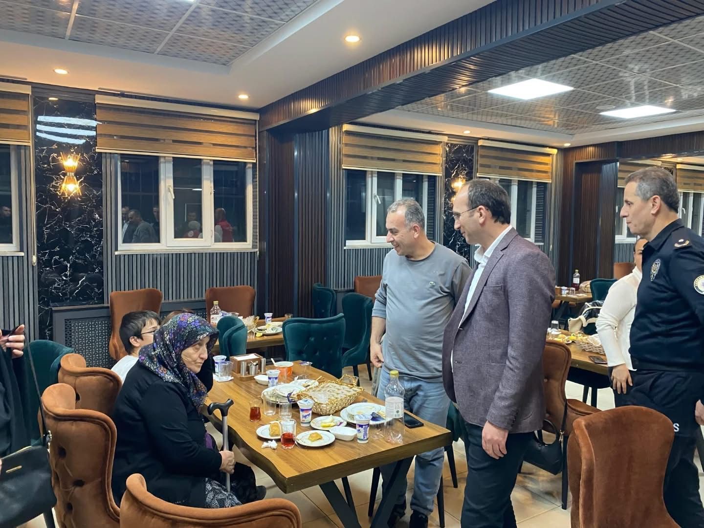 Kaymakam Sarıdoğan Ve Başkan Kıraç Depremzede Ailelerle İftarda Buluştu1