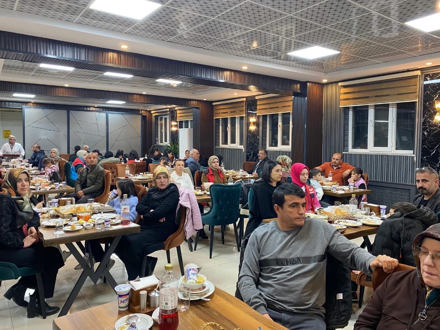 Kaymakam Sarıdoğan Ve Başkan Kıraç Depremzede Ailelerle İftarda Buluştu3