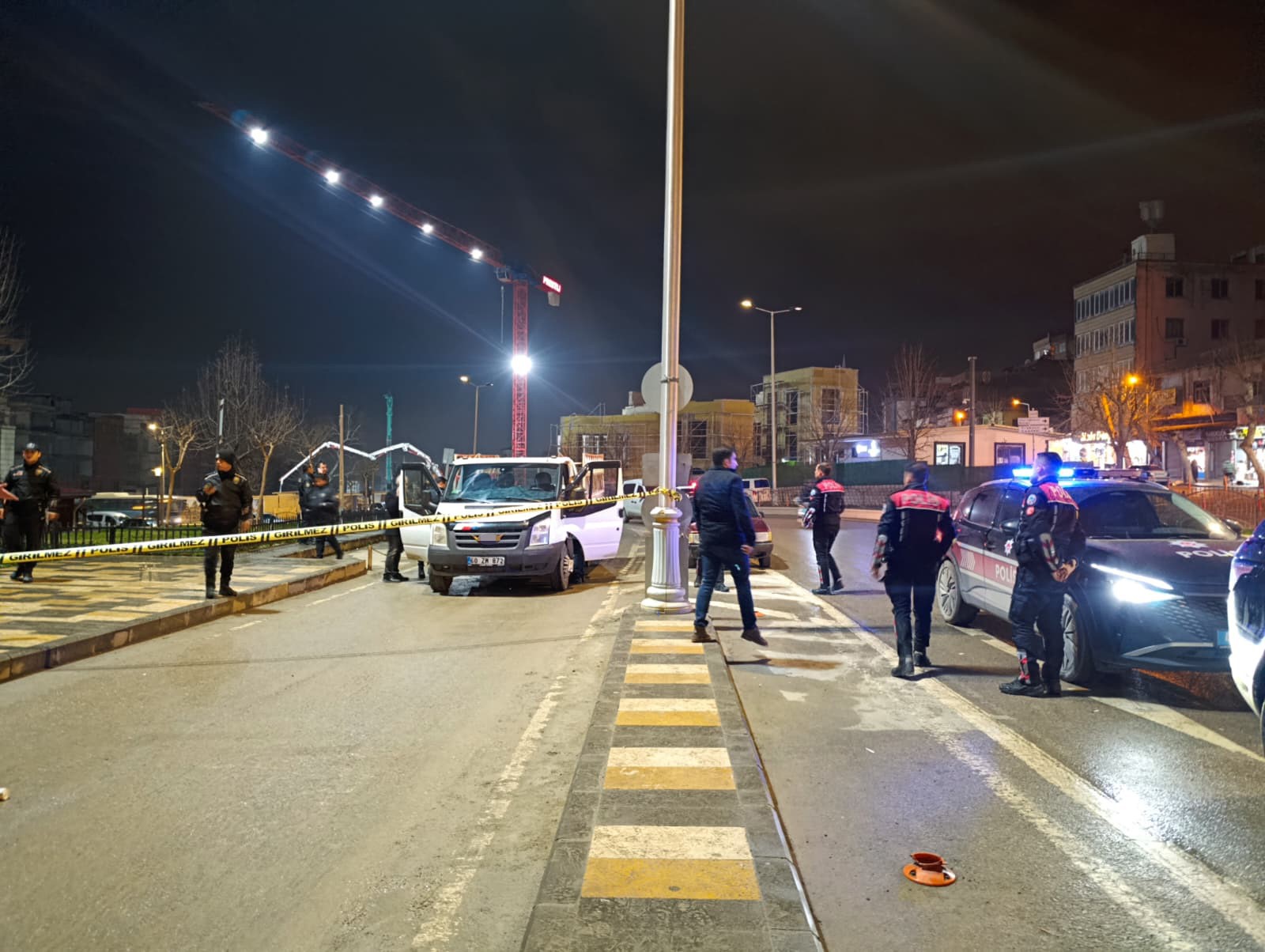 Otobüs Durağında Şüpheli Kamyonet Alarmı (3)