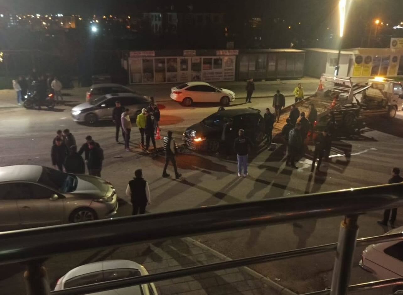 Şehit Fırat Yılmaz Çakıroğlu Caddesi’nde Kaza 4 Yaralı1