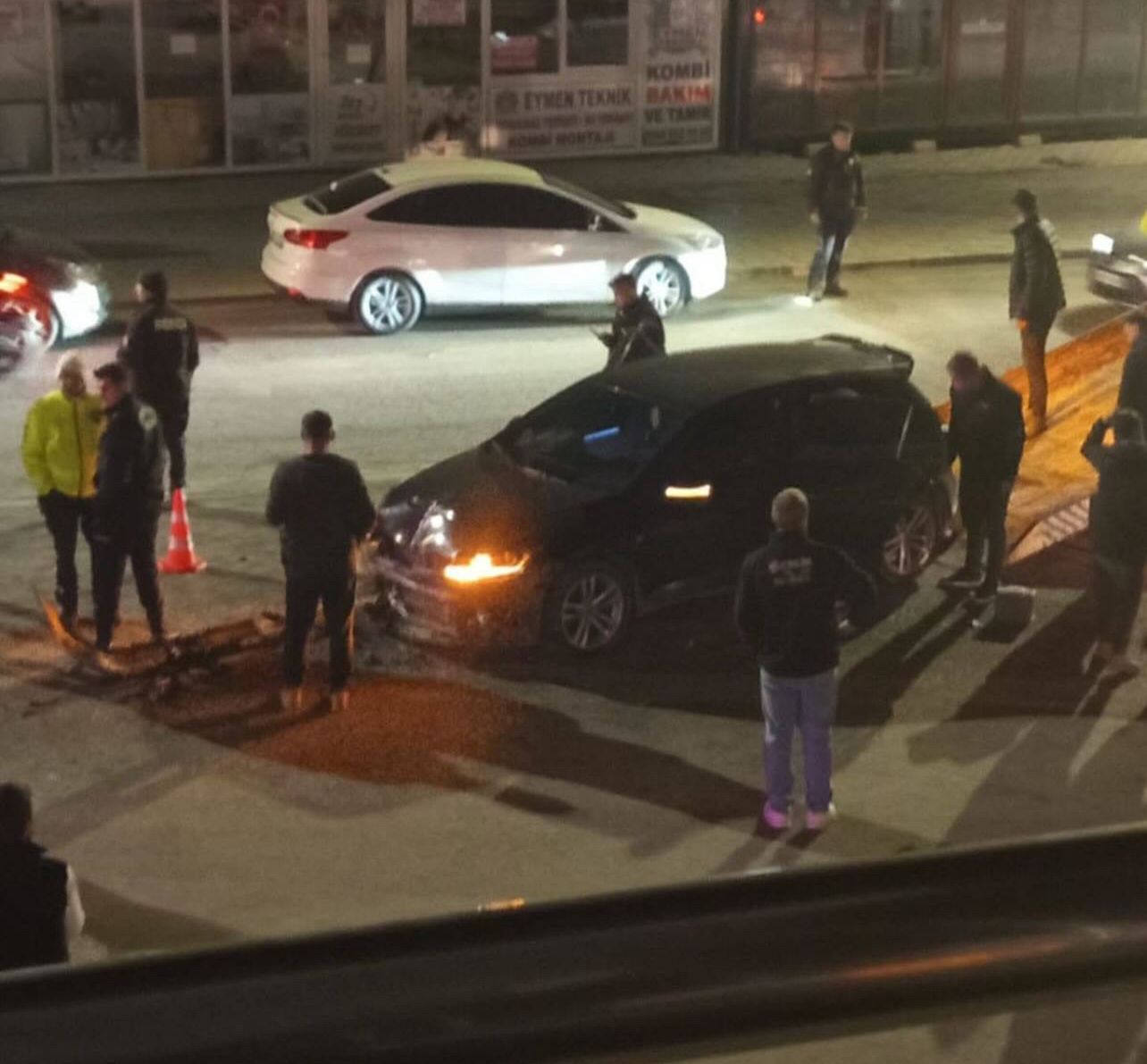 Şehit Fırat Yılmaz Çakıroğlu Caddesi’nde Kaza 4 Yaralı3