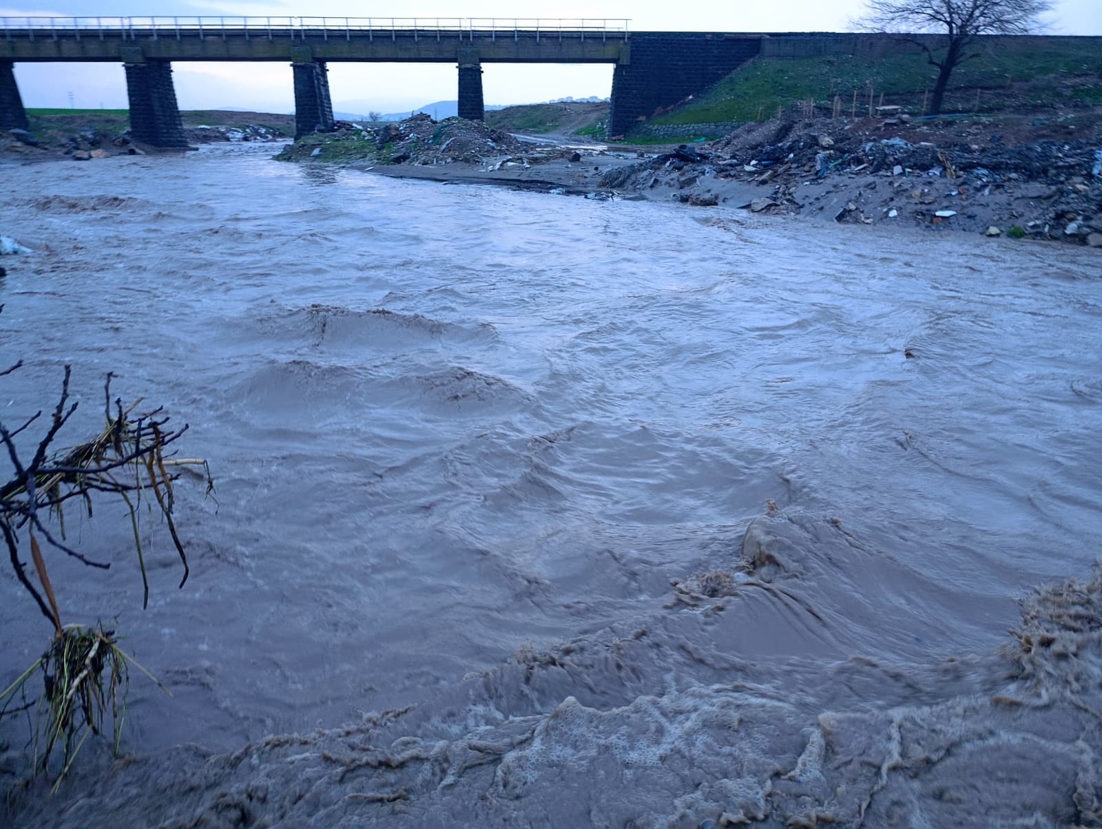 Sel Suları Yarım Asırlık Aksu Köprüsü’ne Zarar Verdi (2)