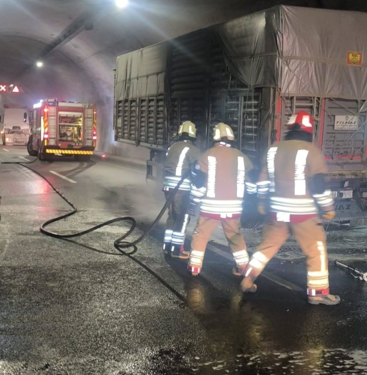 Seyir Halindeki Tır Alev Aldı