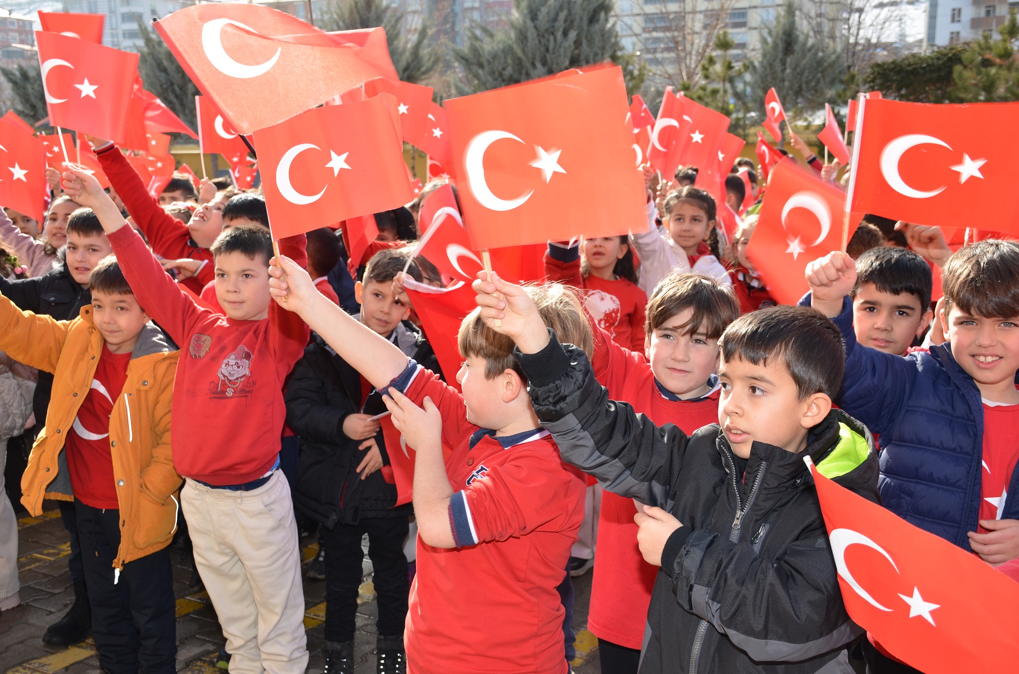 Türk Eğitim Sen Afşin’de Öğrencilere Türk Bayrağı Dağıttı (1)-2
