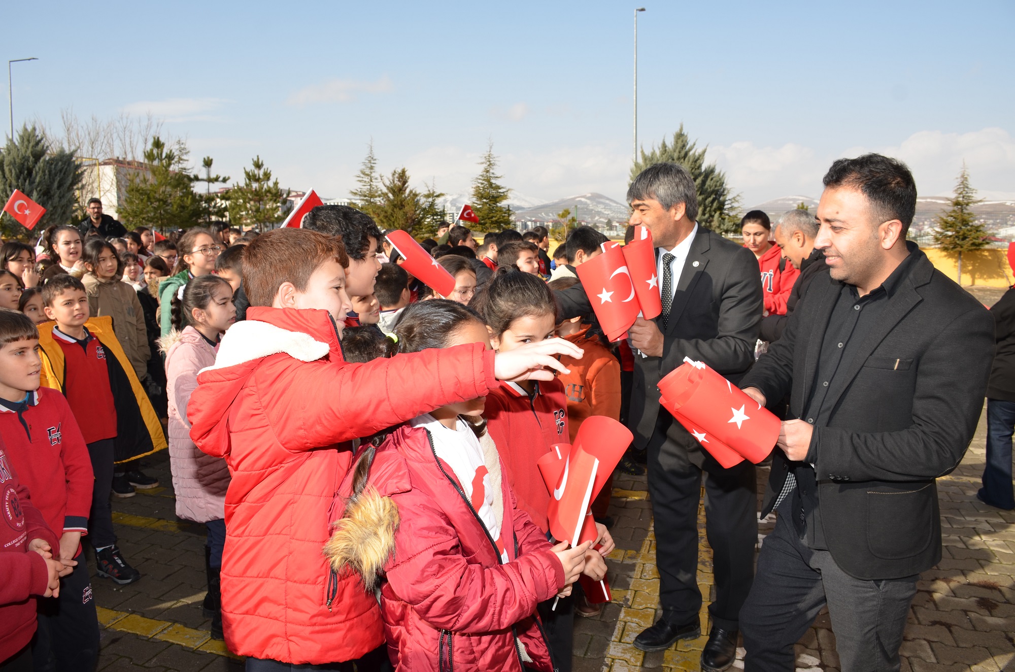 Türk Eğitim Sen Afşin’de Öğrencilere Türk Bayrağı Dağıttı (10)-2