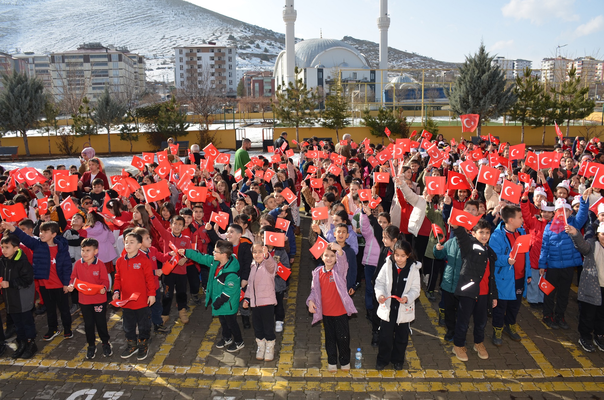 Türk Eğitim Sen Afşin’de Öğrencilere Türk Bayrağı Dağıttı (13)-2