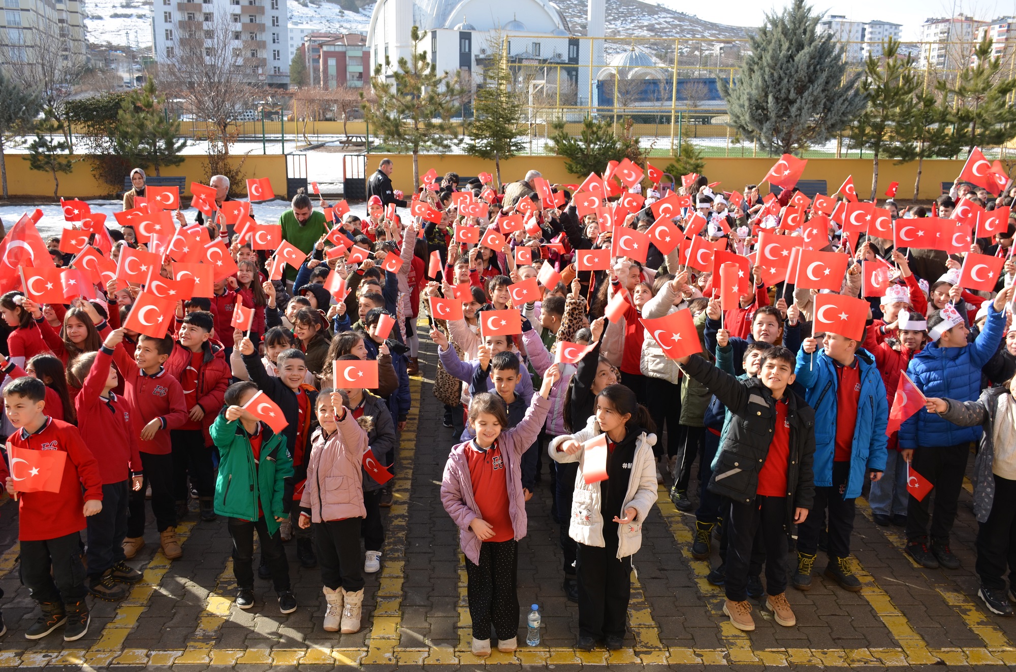 Türk Eğitim Sen Afşin’de Öğrencilere Türk Bayrağı Dağıttı (14)-2