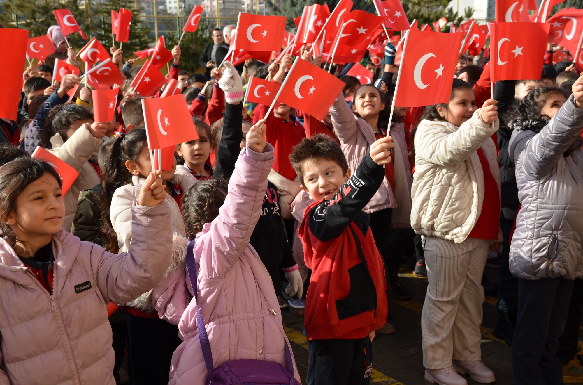 Türk Eğitim Sen Afşin’de Öğrencilere Türk Bayrağı Dağıttı (20)-2