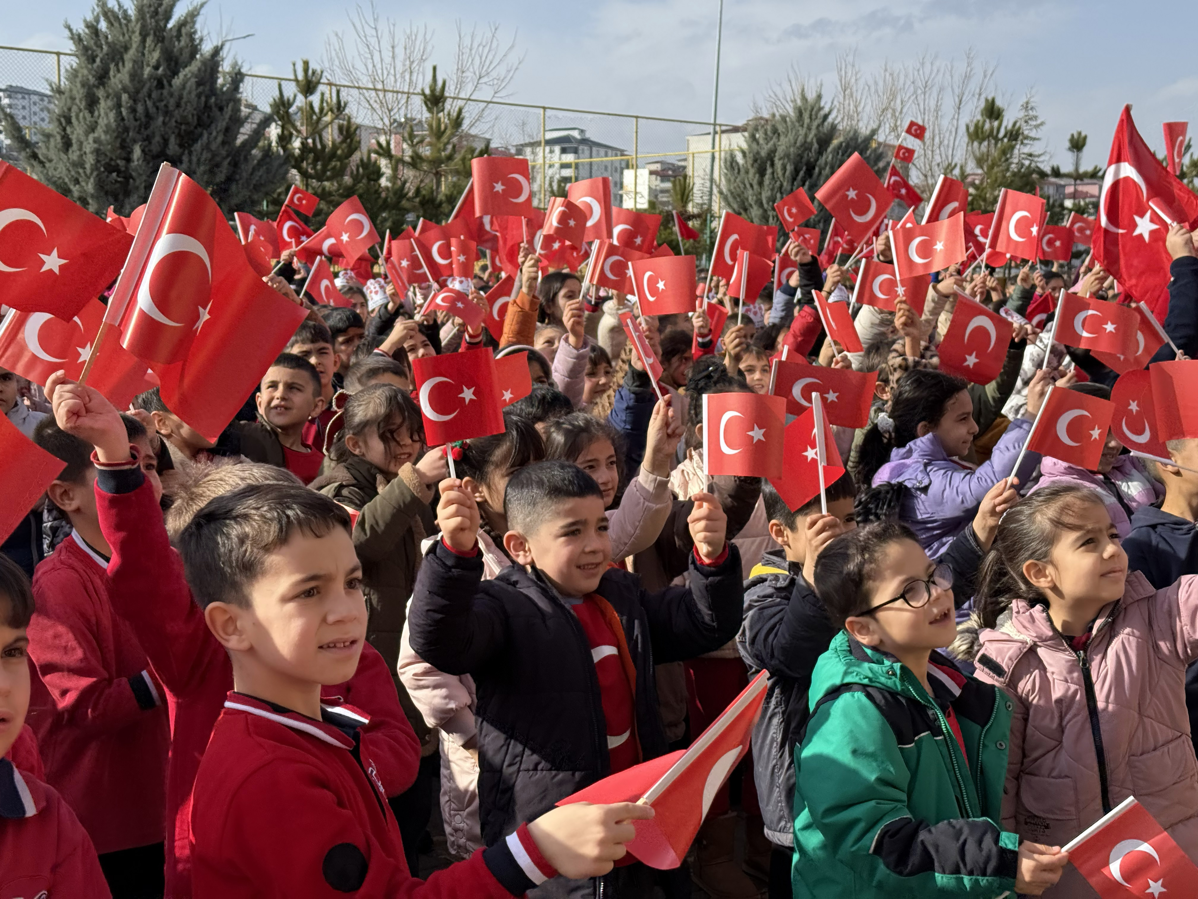 Türk Eğitim Sen Afşin’de Öğrencilere Türk Bayrağı Dağıttı (3)-2