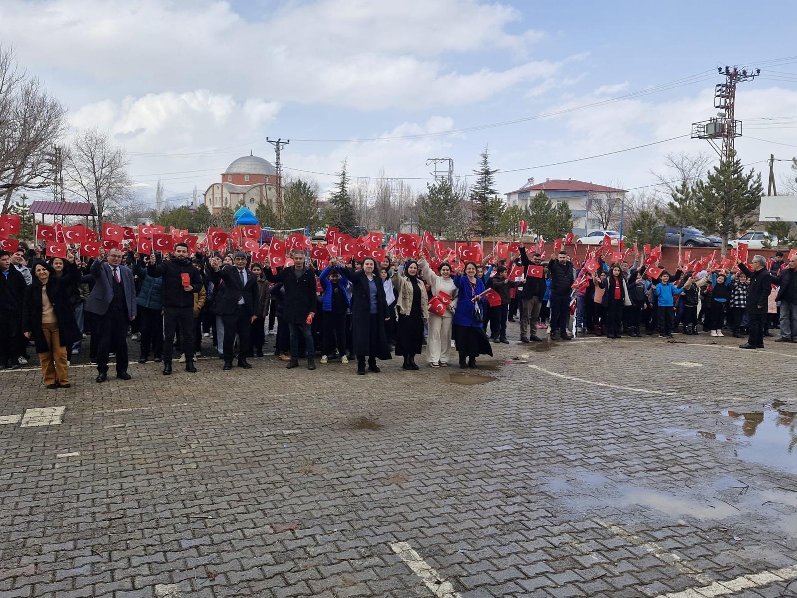 Türk Eğitim Sen Afşin’de Öğrencilere Türk Bayrağı Dağıttı12