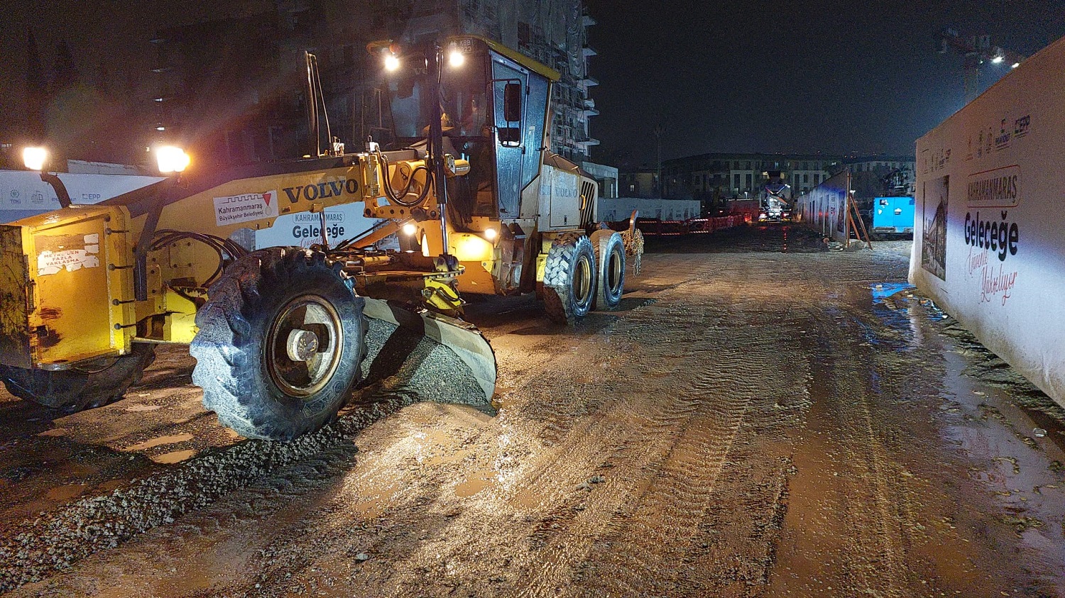 Yağış Sonrası Bozulan Yollara Büyükşehir’den Hızlı Müdahale (7)