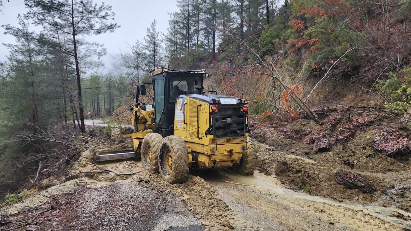Yağışların Oluşturduğu Tahribatları Bir Bir Ortadan Kaldırıyor (1)