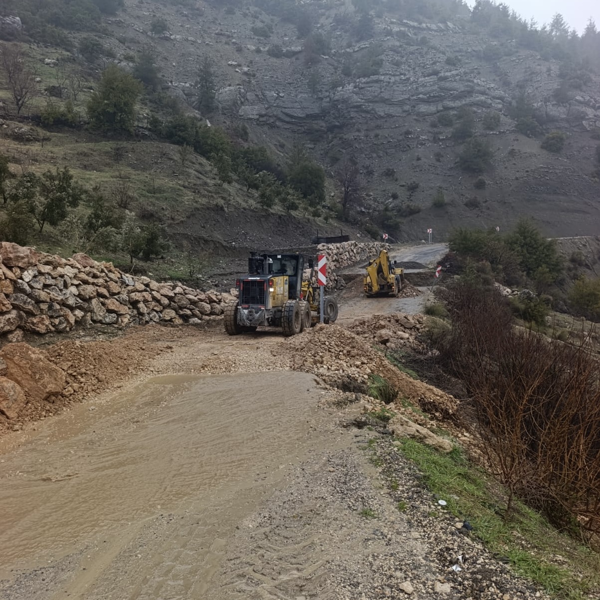 Yağışların Oluşturduğu Tahribatları Bir Bir Ortadan Kaldırıyor (3)