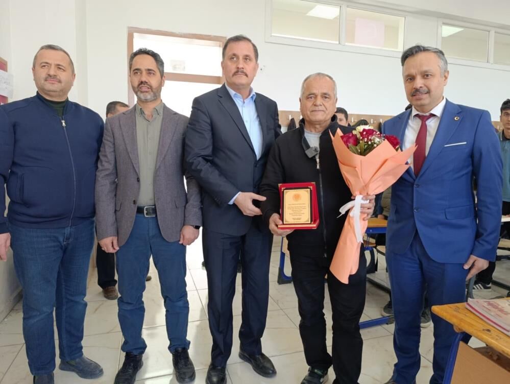 40 Yıllık Öğretmen Duygusal Törenle Emekliye Uğurlandı 2