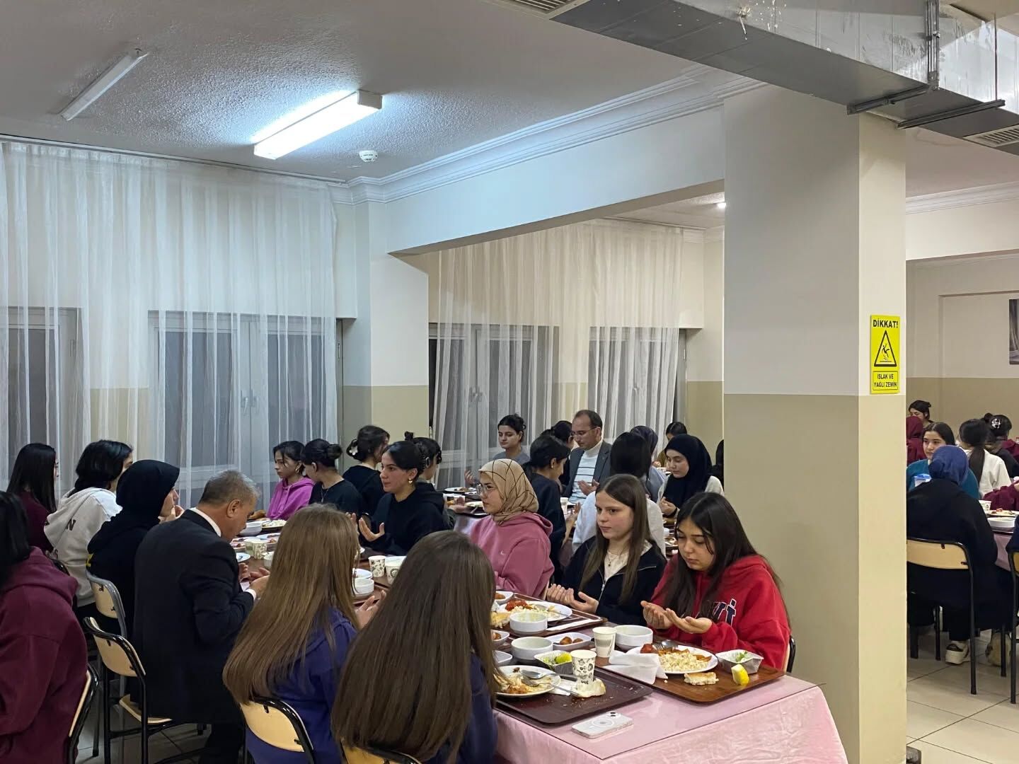 Afşin’de “İftarda Konuşalım” Programında Öğrencilerle Anlamlı Buluşma (4)