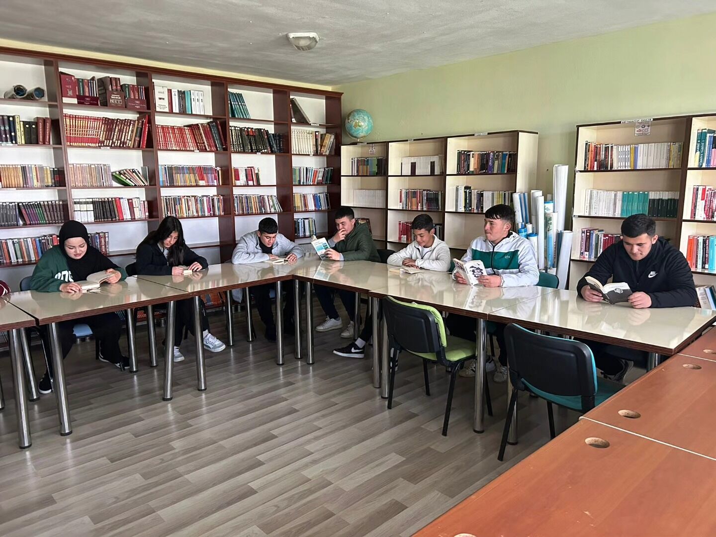 Afşin’de “İyileştiren Kütüphane” Temasıyla Eş Zamanlı Okuma Etkinliği Düzenlendi