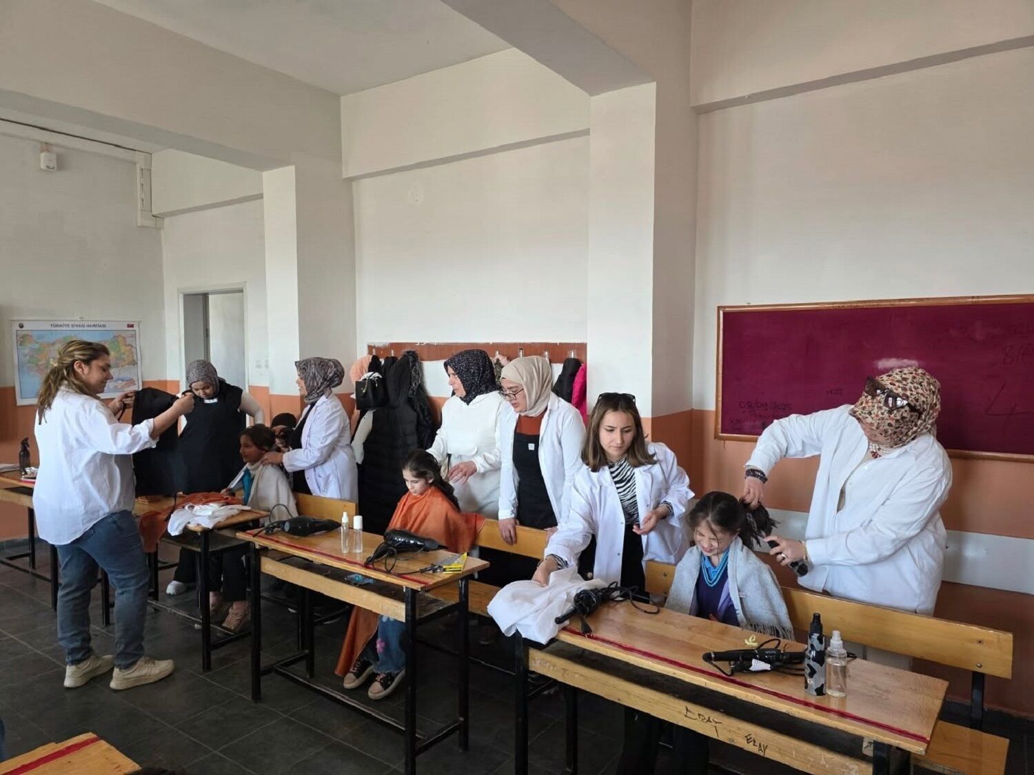 Afşin’de Miniklere Anlamlı Dokunuş Usta Öğreticilerden Saç Bakımı Etkinliği (3)