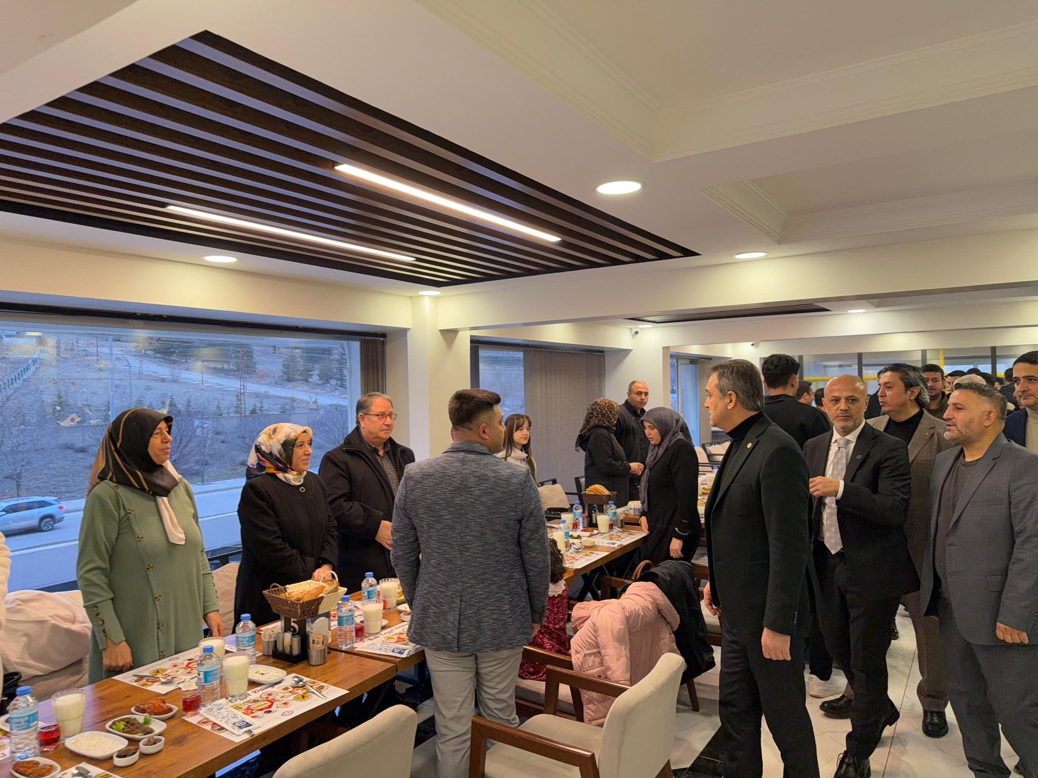 Ak Parti Heyeti Depremzede Aileleri Ziyaret Edip İftarda Buluştu2