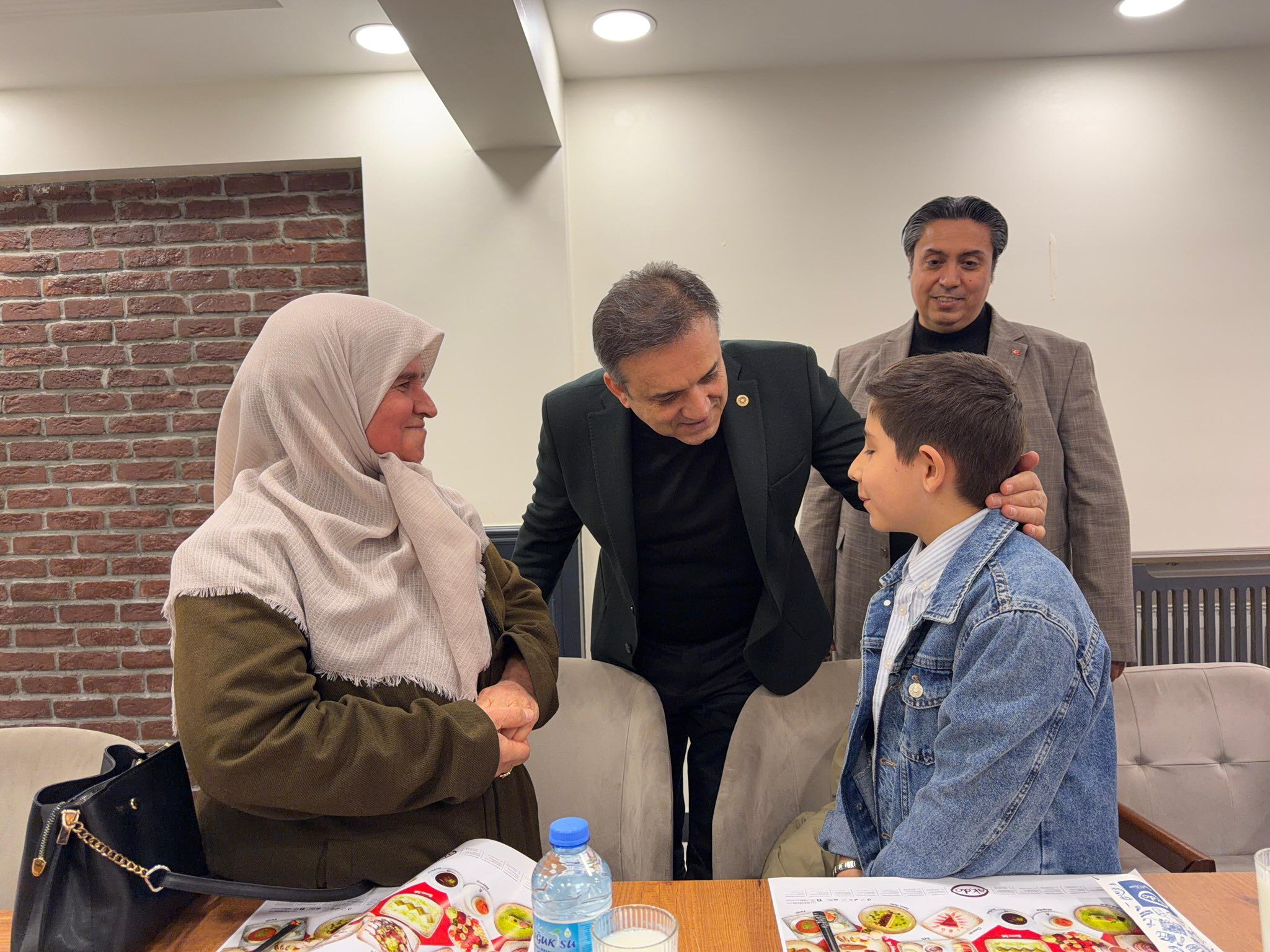 Ak Parti Heyeti Depremzede Aileleri Ziyaret Edip İftarda Buluştu6