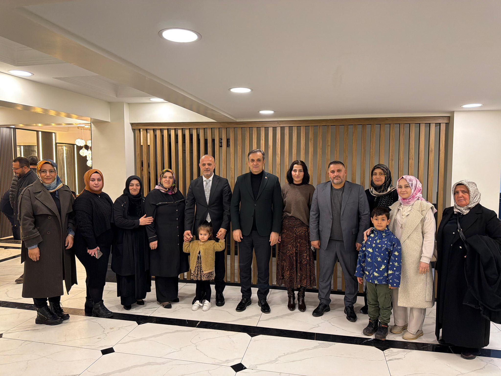 Ak Parti Heyeti Depremzede Aileleri Ziyaret Edip İftarda Buluştu9