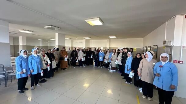 Ak Parti Heyeti Tekstil Fabrikasında Kadın Emekçilerle Buluştu (1)