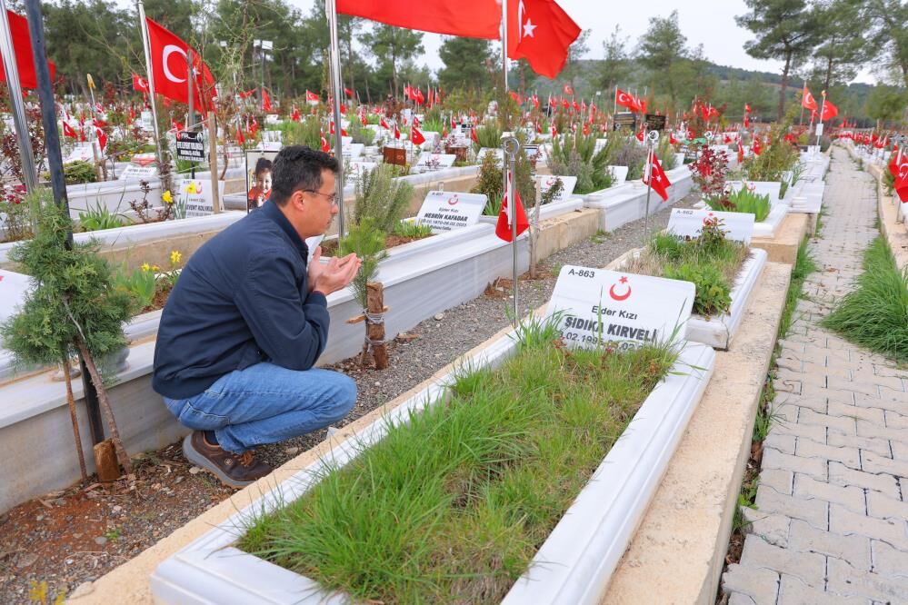 Arife Günü Mezarlıklarda Hüzünlü Bayram Ziyareti