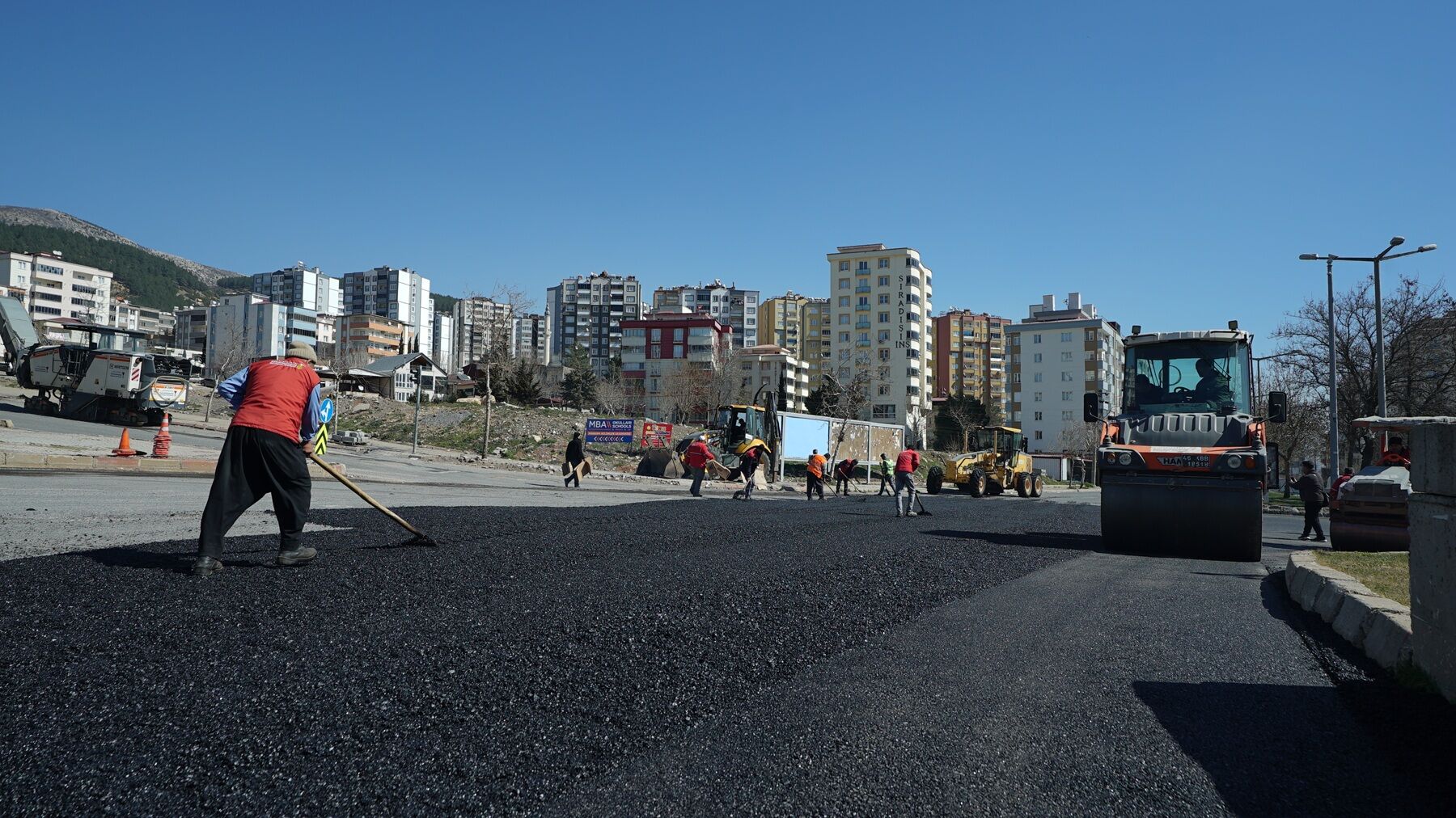 Büyükşehir’in Asfalt Çalışmalarıyla Yollar Yenileniyor (3)
