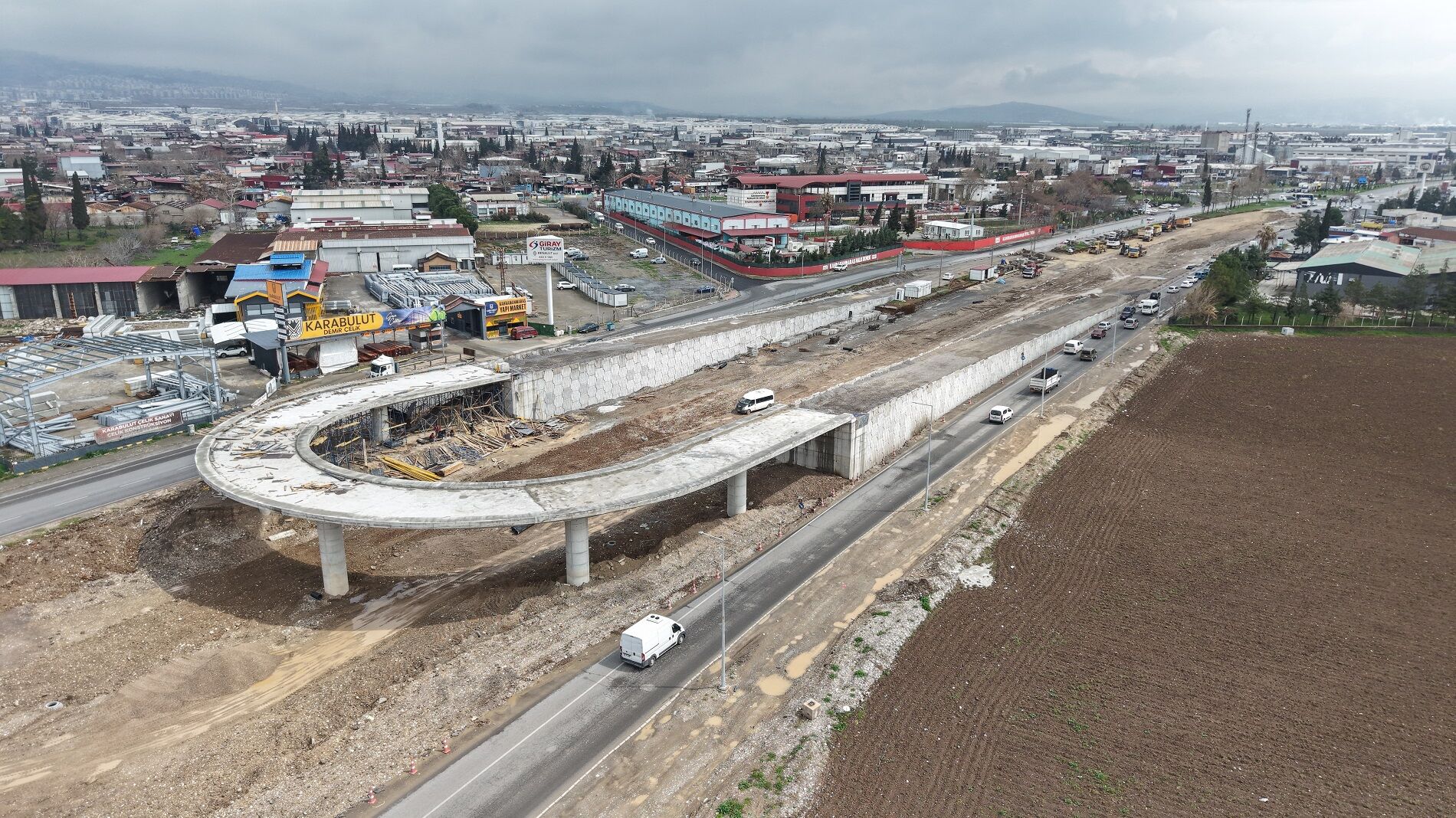 Çevre Yolu’nda Ulaşımı Rahatlatacak Kavşak Hızla Yükseliyor (1)
