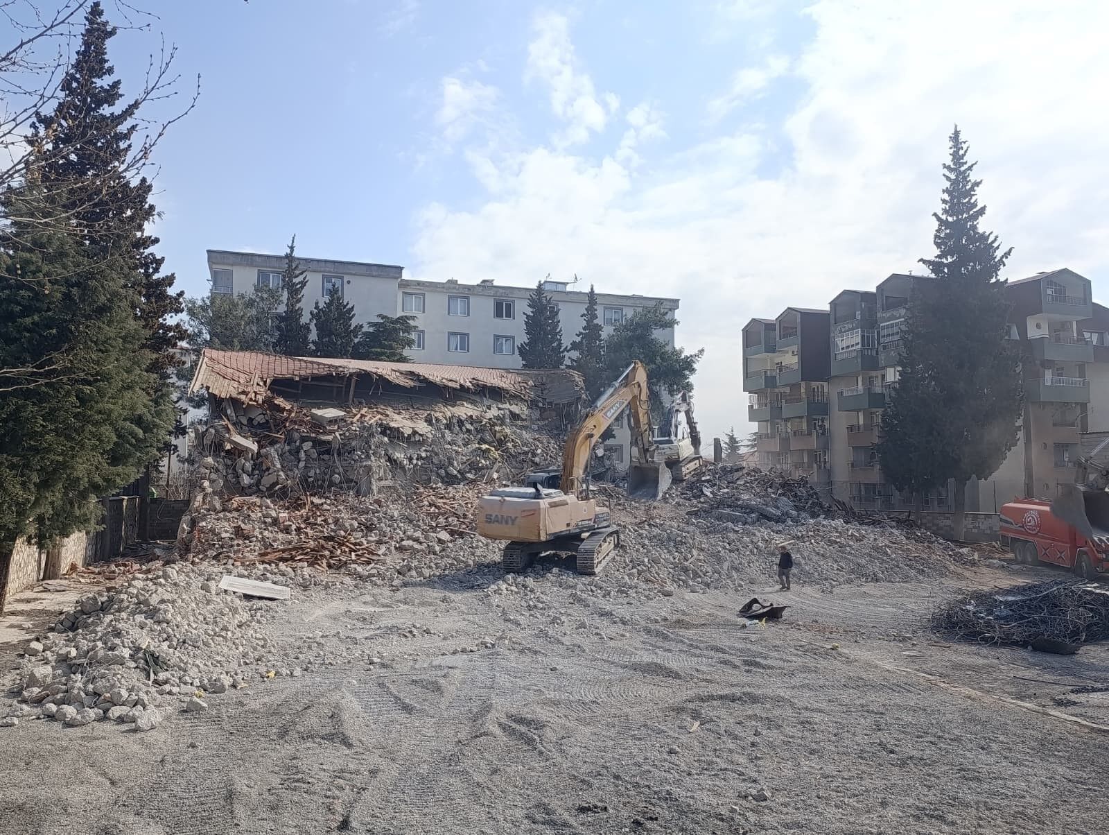 Depremde Hasar Alan Metruk Binalar Vatandaşları Tedirgin Ediyor (1)