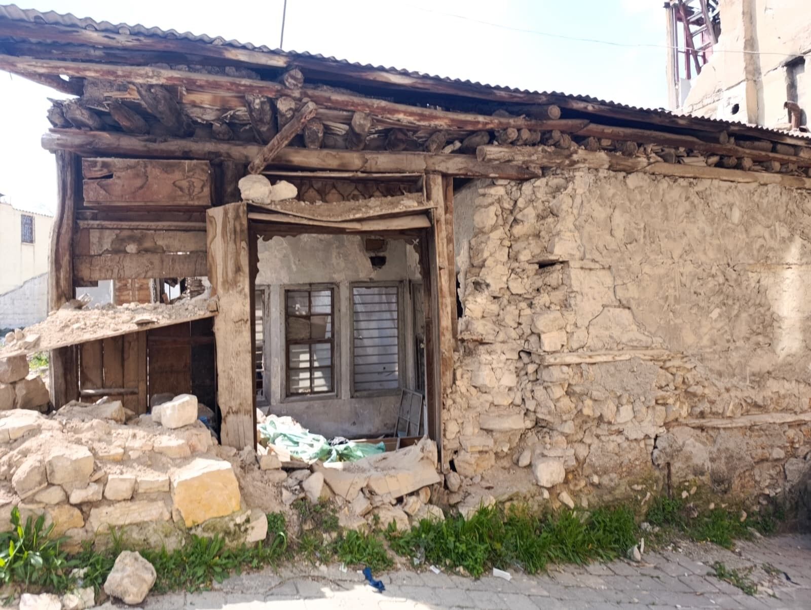 Depremde Hasar Alan Metruk Binalar Vatandaşları Tedirgin Ediyor (2)