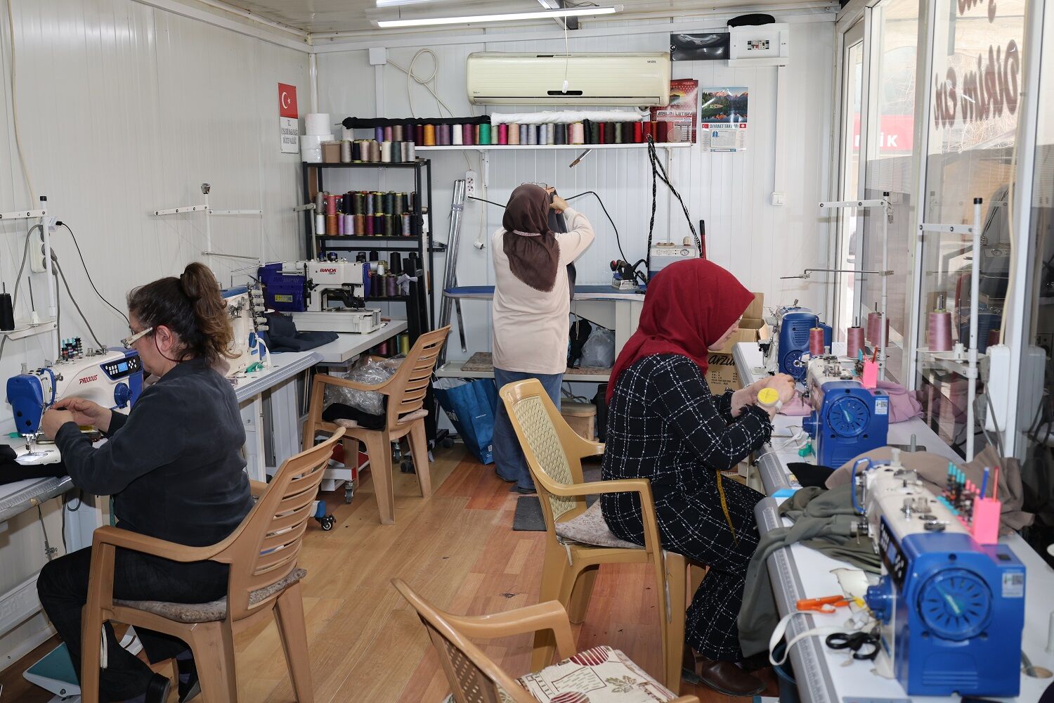 Depremi Atlattı, Konteynerde Kurduğu Dikimevini Büyüttü (5)