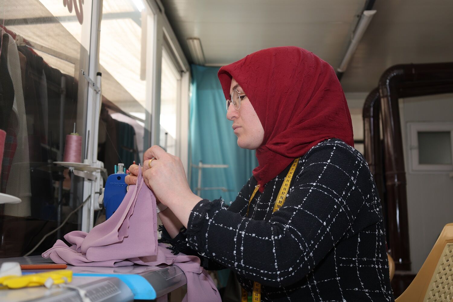 Depremi Atlattı, Konteynerde Kurduğu Dikimevini Büyüttü (6)