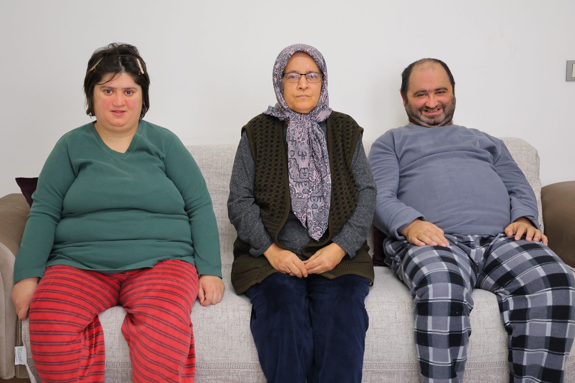 Depremzede Anne, Down Sendromlu İki Çocuğuyla Yeni Yuvasına Kavuştu (2)