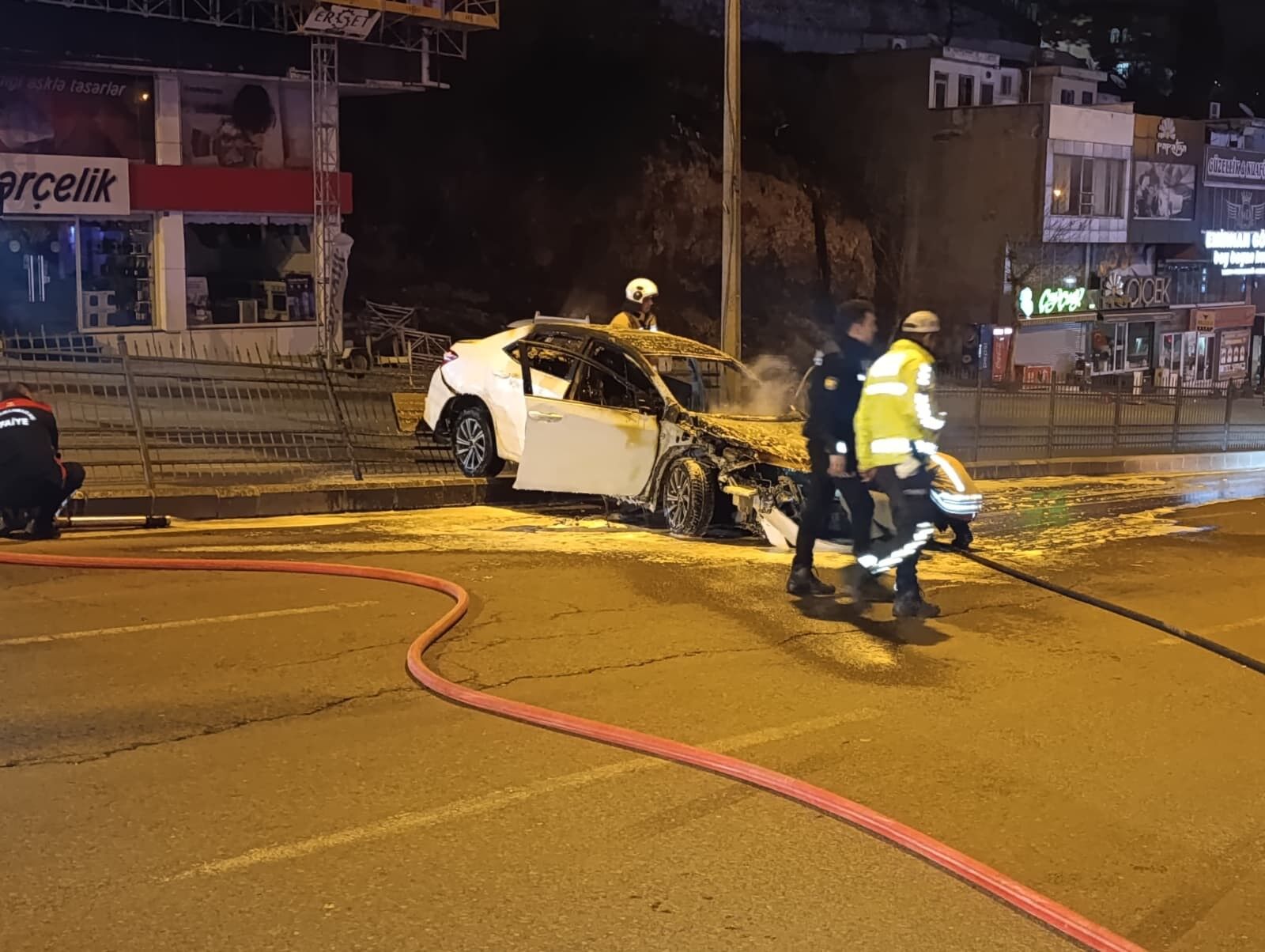 “Dur” İhtarına Uymayan Sürücü Alev Alan Araçla Kaçtı (5)