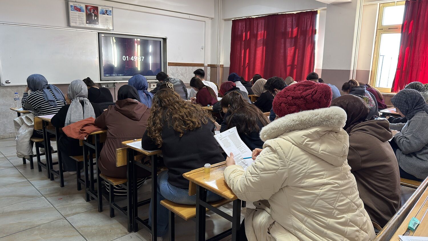 Gençler Gerçek Sınav Atmosferini Yaşadı; Büyükşehir’in Deneme Sınavına Yoğun İlgi (1)