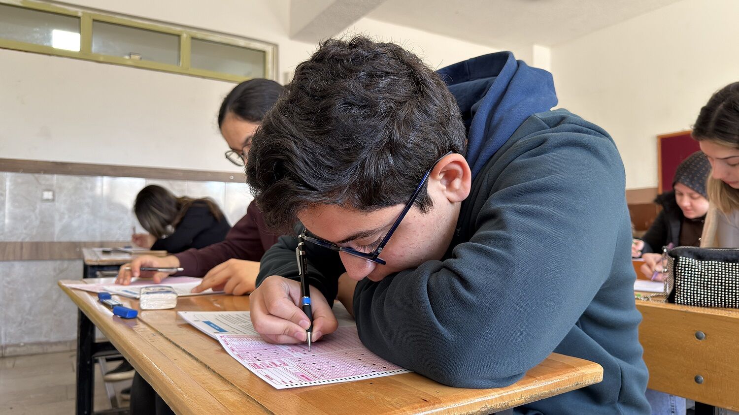 Gençler Gerçek Sınav Atmosferini Yaşadı; Büyükşehir’in Deneme Sınavına Yoğun İlgi (3)