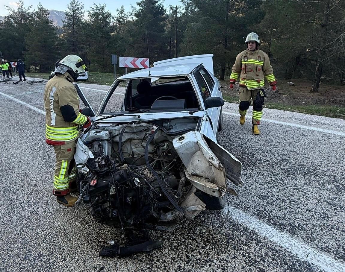 Hafif Ticari Araç İle Otomobil Kafa Kafaya Çarpıştı 1 Yaralı 3