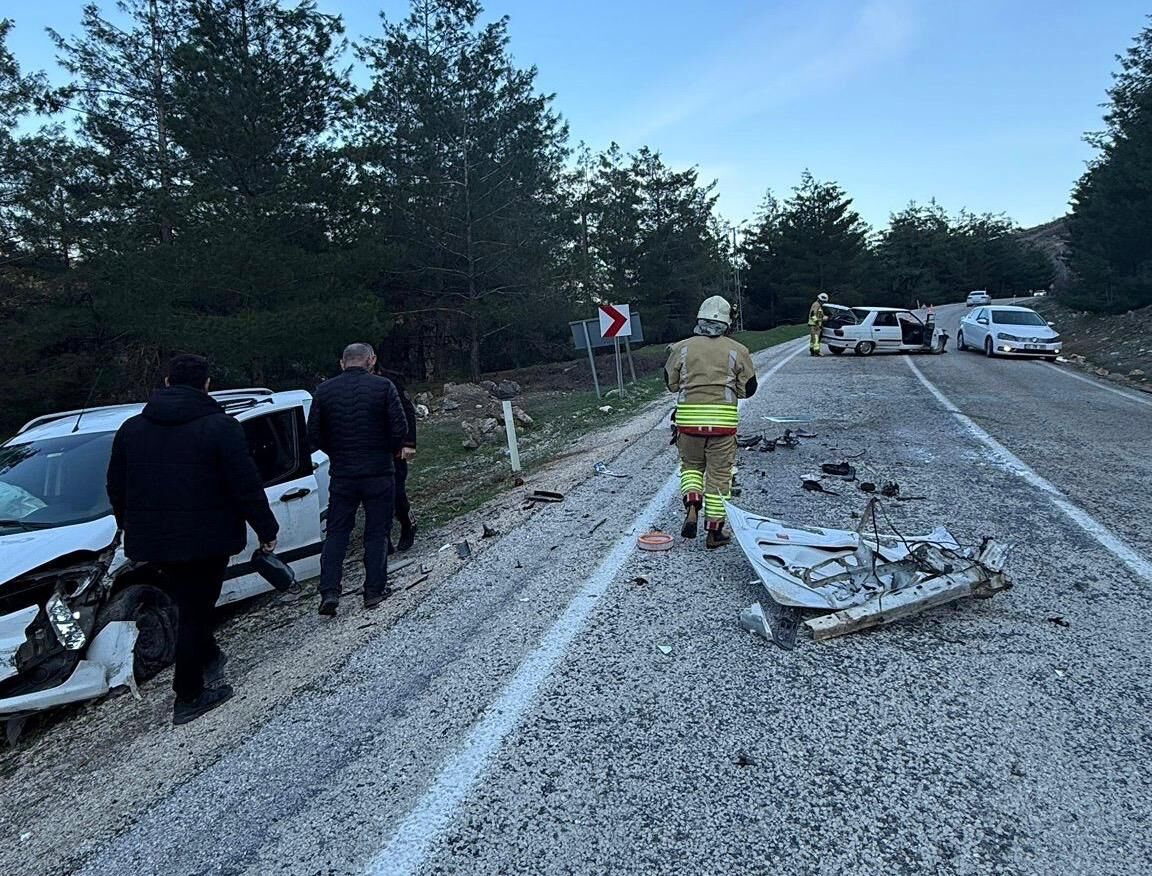 Hafif Ticari Araç İle Otomobil Kafa Kafaya Çarpıştı 1 Yaralı
