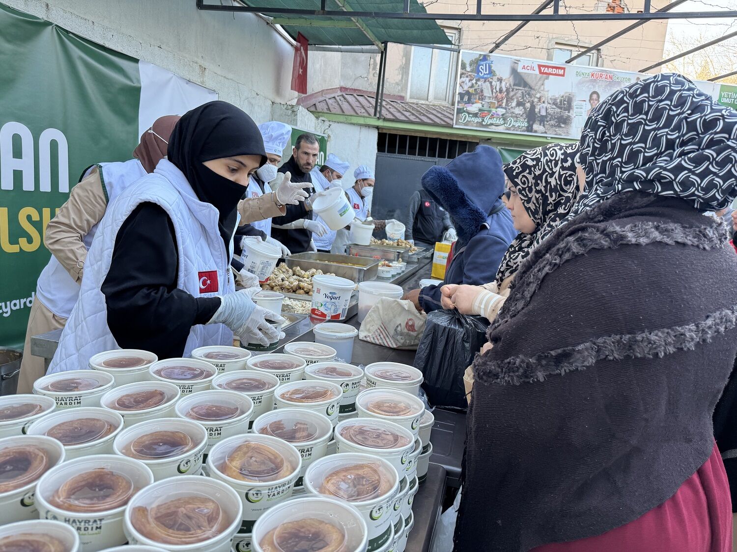 Hayrat İnsani Yardım Derneği, Günlük 1200 Kişiye İftar Yardımı Yapıyor (2)